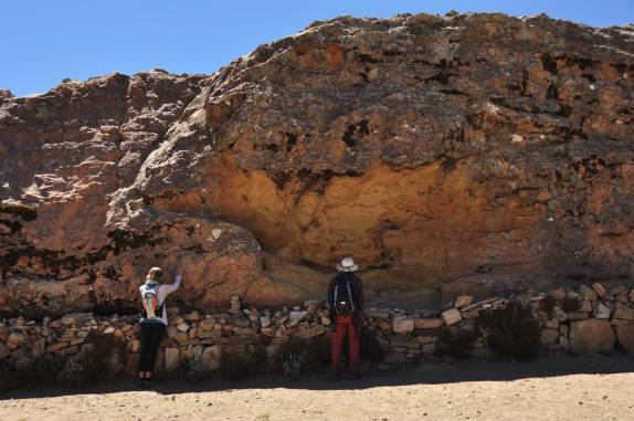 A Ana faz suas preces no Wiracocha, a pedra sagrada dos incas na Isla del Sol, no lago Titicaca, na Bolívia
